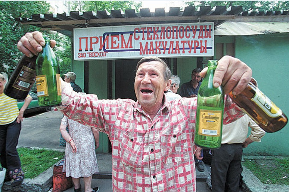 В Беларуси руководители будут собирать бутылки и макулатуру
