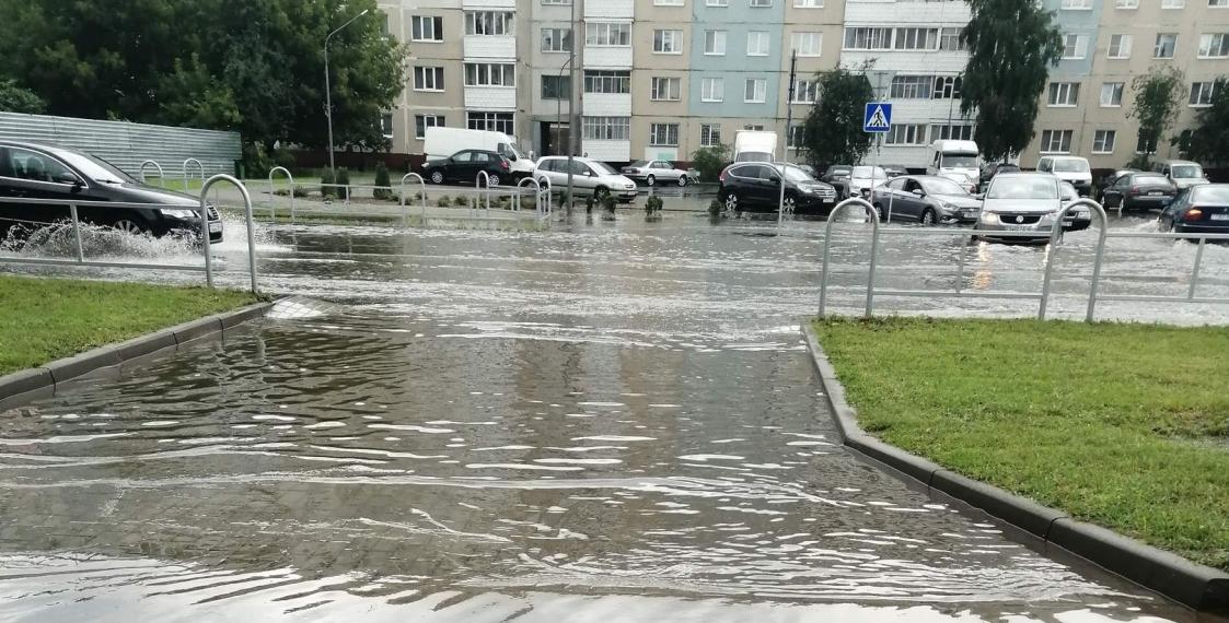 Осадки могилев в реальном времени. Дождь в Минске. Ливневые дожди в Бельцах. Потоп в Могилёве. Дождь на Немиге.