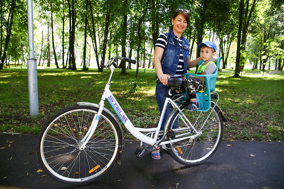 На каком велосипеде лучше ездить. Велосипед для перевозки детей. Прогулка на велосипеде дети. Мама на велосипеде. Велосипед для катания с ребенком.