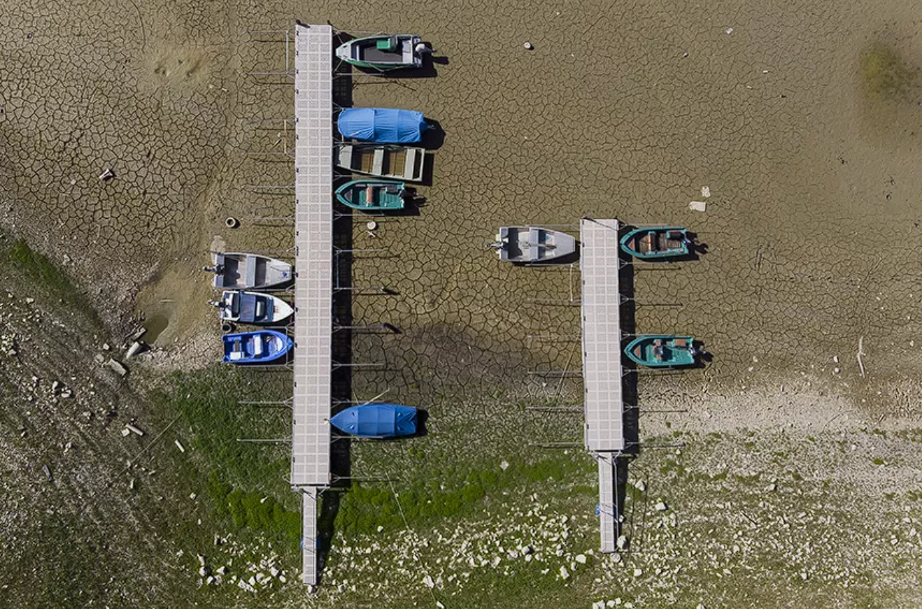 Ð¡ÐµÐ²ÑÐ¸Ðµ Ð½Ð° Ð¼ÐµÐ»Ñ Ð»Ð¾Ð´ÐºÐ¸ Ð½Ð° Ð²ÑÑÐ¾ÑÑÐµÐ¼ Ð±ÐµÑÐµÐ³Ñ Ð¾Ð·ÐµÑÐ° ÐÑÐµÐ½Ðµ, Ð³ÑÐ°Ð½Ð¸ÑÐ° Ð¼ÐµÐ¶Ð´Ñ Ð¤ÑÐ°Ð½ÑÐ¸ÐµÐ¹ Ð¸ Ð¨Ð²ÐµÐ¹ÑÐ°ÑÐ¸ÐµÐ¹, 18 Ð¸ÑÐ»Ñ 2022 Ð³Ð¾Ð´Ð°.Ð¤Ð¾ÑÐ¾ - Anthony Anex / EPA / Ð¢ÐÐ¡Ð¡ 