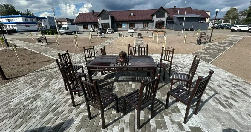 Ð§Ð¾ÑÐ½Ñ Ð¼ÐµÑÐ°Ð»ÑÑÐ½Ñ ÑÑÐ¾Ð» Ñ ÐºÑÑÑÐ»Ñ Ð¿Ð°ÑÑÑÐ¾Ð´ ÑÐºÐ²ÐµÑÐ° Ð±ÐµÐ· ÑÑÐ°Ð²Ñ Ñ Ð´ÑÑÐ²Ð°Ñ. Ð¡Ð¿ÑÐ½ÐºÑ ÐºÑÑÑÐ»Ð°Ñ Ð²ÑÑÑÐ¹ÑÑÑ Ð·Ð° Ð²ÑÑÐ°Ð´Ð¶Ð°Ð½ÑÑ ÐºÐ²Ð¾Ð»ÑÑ Ð´ÑÐ±ÑÑ. Ð¤Ð¾ÑÐ°: ÑÑÐ»ÐµÐ³ÑÐ°Ð¼ ÐºÐ°Ð½Ð°Ð» Â«Ð¡ÑÐ¾Ð»ÑÐ½ÑÐºÑ ÑÐ°ÑÐ½Â». 