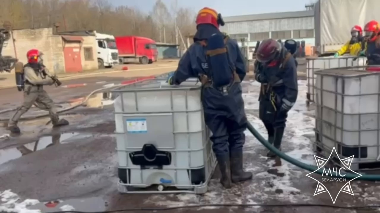 Ð¡Ð¾ÑÑÑÐ´Ð½Ð¸ÐºÐ¸ ÐÐ§Ð¡ Ð»Ð¸ÐºÐ²Ð¸Ð´Ð¸ÑÑÑÑ ÑÐ°Ð·Ð»Ð¸Ð² Ð°Ð·Ð¾ÑÐ½Ð¾Ð¹ ÐºÐ¸ÑÐ»Ð¾ÑÑ Ð½Ð° Ð¿ÑÐµÐ´Ð¿ÑÐ¸ÑÑÐ¸Ð¸ Ð² ÐÐ¸Ð½ÑÐºÐµ