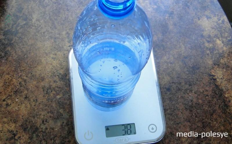 1.5 л воды в кг. Вес ПЭТ бутылки 5л. Вес 1 5 литровой пластиковой бутылки пустой. Бутылки для воды литровые пластиковые. Вес пустой 5 литровой бутылки.