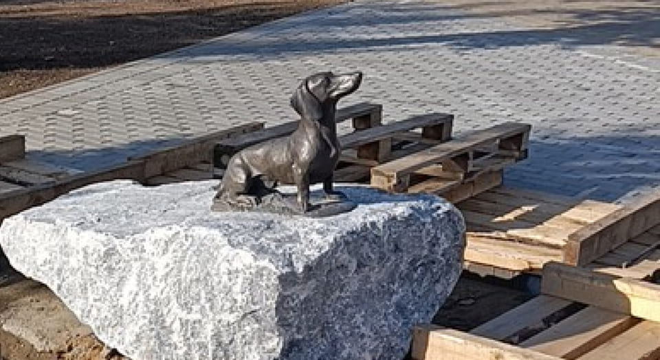New dachshund statue unveiled in Belarusian town of Plyashchanitsy